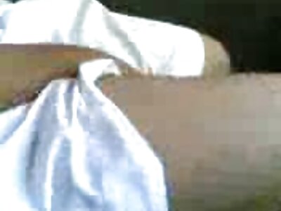 এমা হিক্স তার ঠোঁট এবং ভগকে শক্ত বাংলাদেশি মেয়েদের চুদাচুদি ছুরিকাঘাতে জড়িয়ে রেখেছে